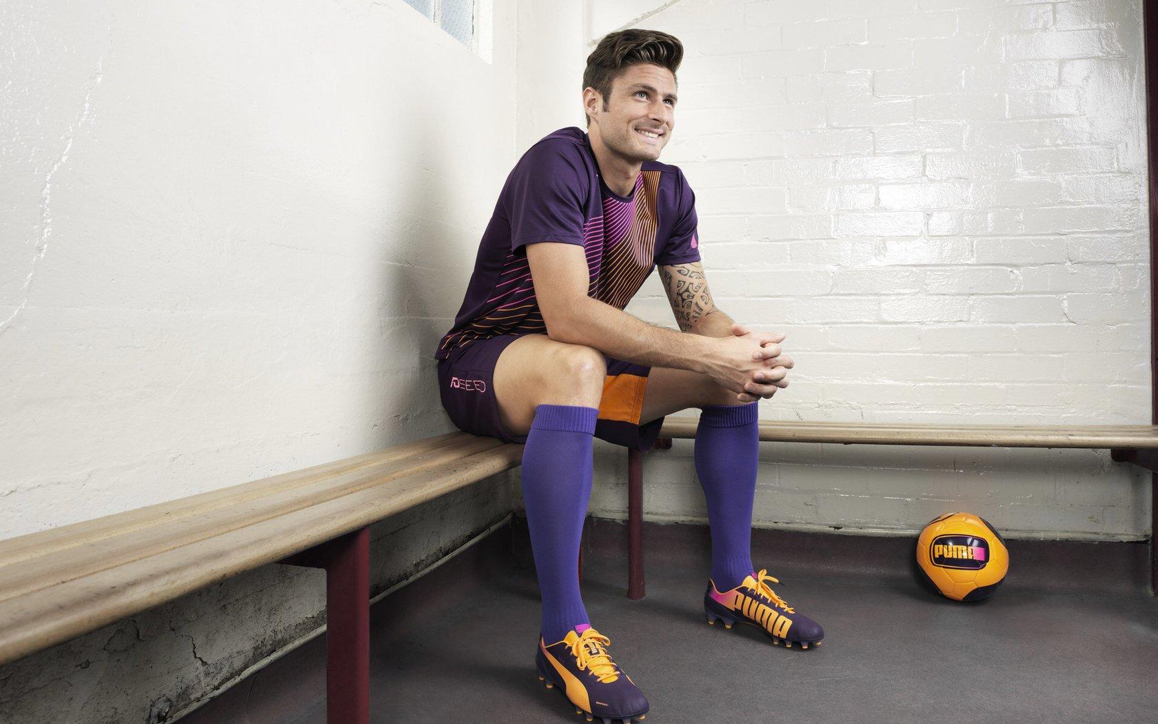 阿森纳揭晓2025-26赛季主场球衣 经典设计融合未来科技 对阵纽卡斯尔迎首秀